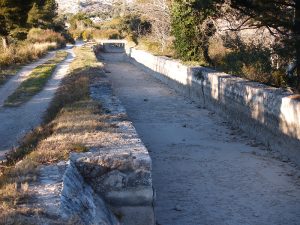 Canal de la Vallée des Baux à sec